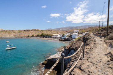 Sahilde tekneleri yasaklanmış, arka planda dağları olan balıkçı koyundan okyanus manzarası. Atlantik Okyanusu. Tenerife. İspanya