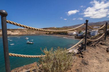 Sahilde tekneleri yasaklanmış, arka planda dağları olan balıkçı koyundan okyanus manzarası. Atlantik Okyanusu. Tenerife. İspanya