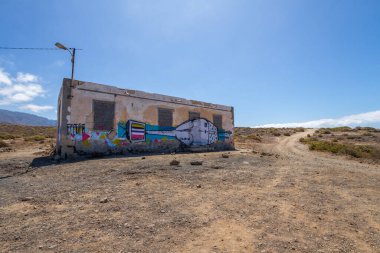 Terk edilmiş evlerin olduğu çöl manzarası. Tenerife. Kanarya Adaları. İspanya