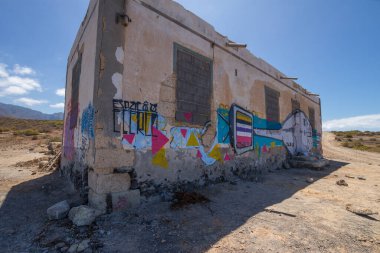 Terk edilmiş evlerin olduğu çöl manzarası. Tenerife. Kanarya Adaları. İspanya
