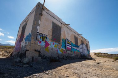 Terk edilmiş evlerin olduğu çöl manzarası. Tenerife. Kanarya Adaları. İspanya