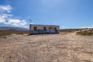 Terk edilmiş evlerin olduğu çöl manzarası. Tenerife. Kanarya Adaları. İspanya