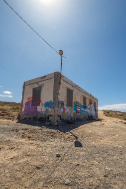 Terk edilmiş evlerin olduğu çöl manzarası. Tenerife. Kanarya Adaları. İspanya