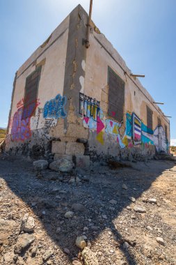 Terk edilmiş evlerin olduğu çöl manzarası. Tenerife. Kanarya Adaları. İspanya