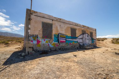 Terk edilmiş evlerin olduğu çöl manzarası. Tenerife. Kanarya Adaları. İspanya