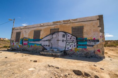Terk edilmiş evlerin olduğu çöl manzarası. Tenerife. Kanarya Adaları. İspanya