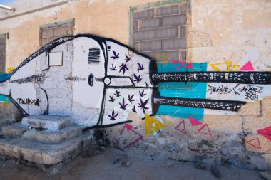 Terk edilmiş evlerin olduğu çöl manzarası. Tenerife. Kanarya Adaları. İspanya