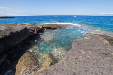 Doğal kayalardan oluşan güzel bir körfez ve arka planda Atlantik Okyanusu. Tenerife. Kanarya Adaları. İspanya
