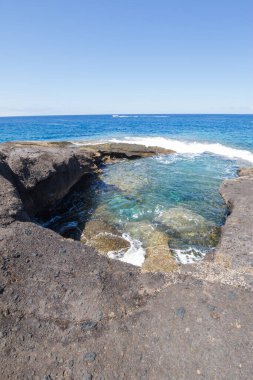 Doğal kayalardan oluşan güzel bir körfez ve arka planda Atlantik Okyanusu. Tenerife. Kanarya Adaları. İspanya