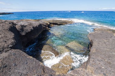 Doğal kayalardan oluşan güzel bir körfez ve arka planda Atlantik Okyanusu. Tenerife. Kanarya Adaları. İspanya