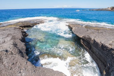 Doğal kayalardan oluşan güzel bir körfez ve arka planda Atlantik Okyanusu. Tenerife. Kanarya Adaları. İspanya