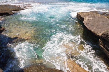 Doğal kayalardan oluşan güzel bir körfez ve arka planda Atlantik Okyanusu. Tenerife. Kanarya Adaları. İspanya