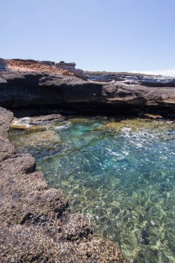 Doğal kayalardan oluşan güzel bir körfez ve arka planda Atlantik Okyanusu. Tenerife. Kanarya Adaları. İspanya