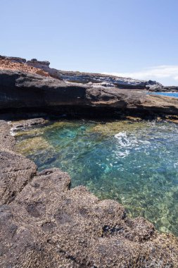 Doğal kayalardan oluşan güzel bir körfez ve arka planda Atlantik Okyanusu. Tenerife. Kanarya Adaları. İspanya