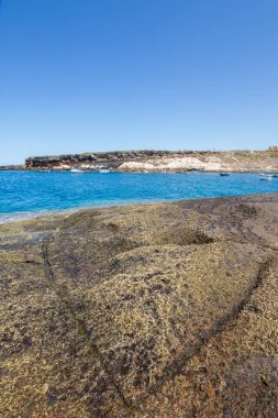 Doğal kayalardan oluşan güzel bir körfez ve arka planda Atlantik Okyanusu. Tenerife. Kanarya Adaları. İspanya