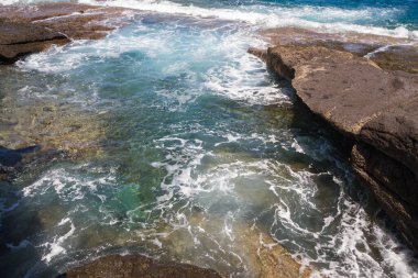 Doğal kayalardan oluşan güzel bir körfez ve arka planda Atlantik Okyanusu. Tenerife. Kanarya Adaları. İspanya