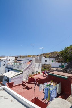 Denizciler kasabasının beyaz evlerinin ve mavi gökyüzünün kırmızı çatılarının manzarası. Tenerife, Kanarya Adaları İspanya