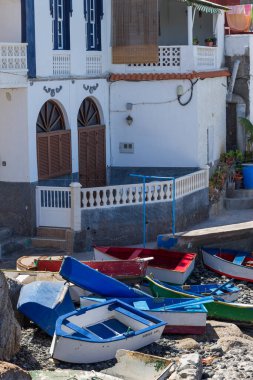 Balıkçıların koyunda, arka planda balıkçıların evlerinin olduğu çakıl taşlı sahilde zanaatkar balıkçı tekneleri yasaklandı. Atlantik Okyanusu, Tenerife Kanarya Adaları, İspanya