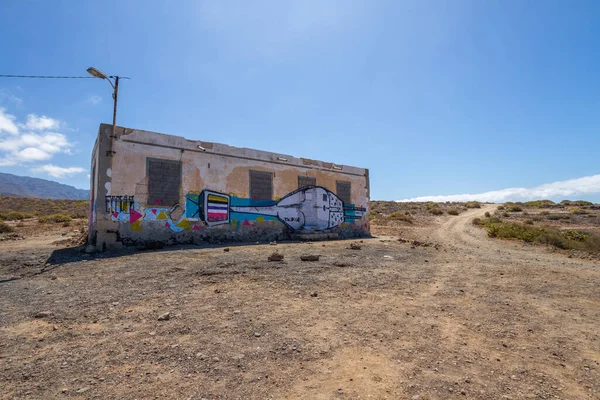 Terk edilmiş evlerin olduğu çöl manzarası. Tenerife. Kanarya Adaları. İspanya