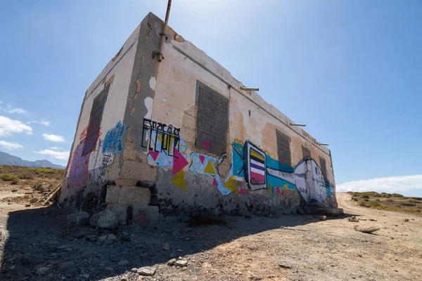 Terk edilmiş evlerin olduğu çöl manzarası. Tenerife. Kanarya Adaları. İspanya