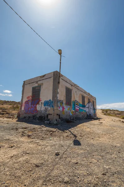 Terk edilmiş evlerin olduğu çöl manzarası. Tenerife. Kanarya Adaları. İspanya