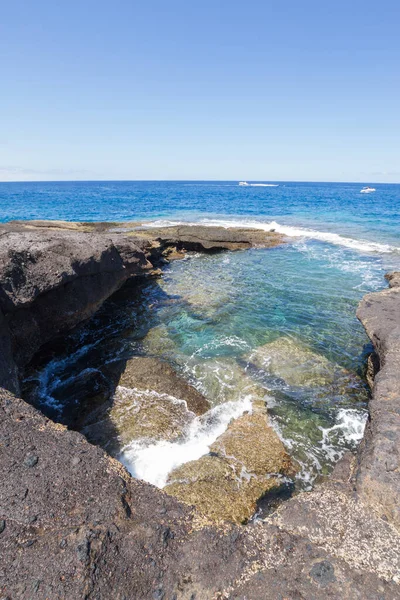 Doğal kayalardan oluşan güzel bir körfez ve arka planda Atlantik Okyanusu. Tenerife. Kanarya Adaları. İspanya