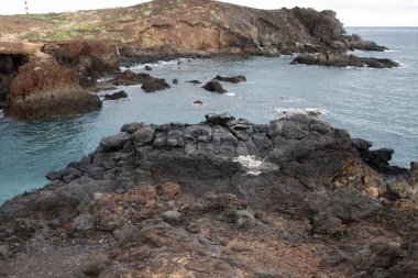Turkuaz suları olan doğal bakir körfez ve fırtına bulutları olan sarı kum. Abades, Tenerife, Kanarya Adaları. İspanya