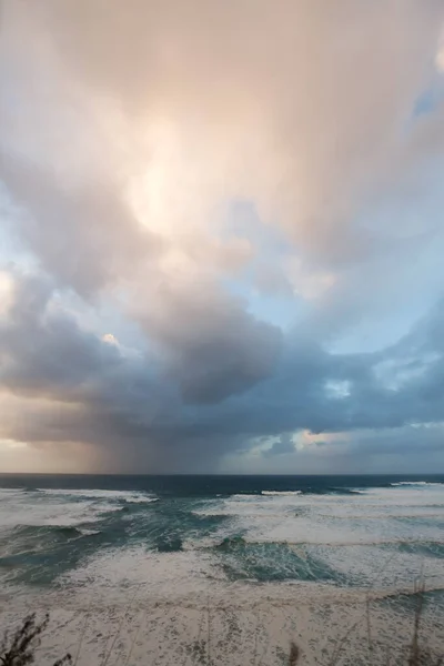 夕阳西下 陡峭的大海从悬崖上掠过 浪花汹涌 许多白色的泡沫冲刷着海岸 暴风雨般的云彩和风景如画的渔村 Bajamar Tenerife 加那利群岛 西班牙 — 图库照片