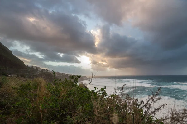 Atardecer Paisaje Mar Agitado Desde Acantilado Olas Muy Grandes Con — Foto de Stock