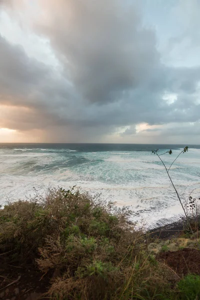 夕阳西下 陡峭的大海从悬崖上掠过 浪花汹涌 许多白色的泡沫冲刷着海岸 暴风雨般的云彩和风景如画的渔村 Bajamar Tenerife 加那利群岛 西班牙 — 图库照片