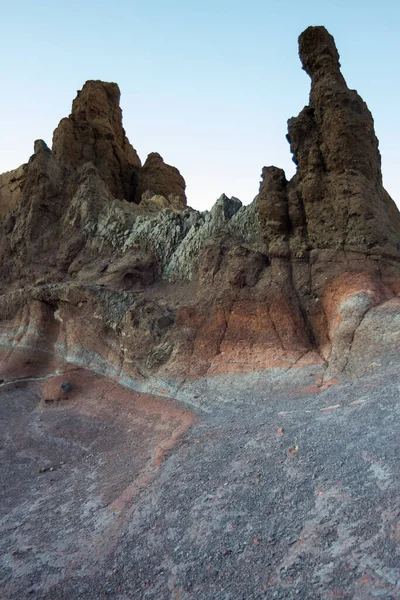 Las Canadas del Teide, Tenerife, Kanarya Adaları 'nın doğal parkında Baticano eğrisinin farklı renklerin uygulanmasıyla oluşan kaya oluşumu manzarası. İspanya