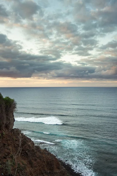 Sunset Landscape View Ocean Cliff Waves Breaking Rocky Beach Golden — Foto Stock