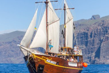 Mavi denizde seyreden balina ve yunuslar için turist tekneleri. Los Gigantes, Tenerife, Kanarya Adaları. İspanya