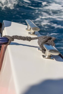 Bir geminin demirli halatı, mavi denizde yelken açarken gemiden çıkan köpük. Tenerife, Kanarya Adaları. İspanya