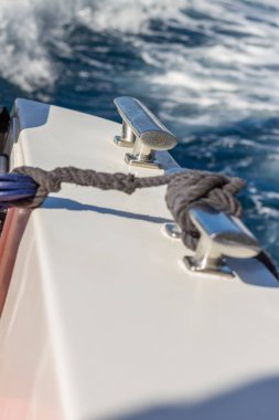 Bir geminin demirli halatı, mavi denizde yelken açarken gemiden çıkan köpük. Tenerife, Kanarya Adaları. İspanya