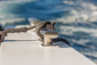 Bir geminin demirli halatı, mavi denizde yelken açarken gemiden çıkan köpük. Tenerife, Kanarya Adaları. İspanya