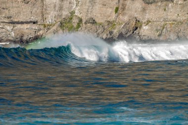 Bol köpüklü dalgalar, Atlantik Okyanusu 'nun volkanik siyah kumlu sahilinde, arka planda kayaları ve kayaları gören dalgalar. Los Gigantes, Tenerife, Kanarya Adaları 'ndan Cliff. İspanya