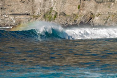 Bol köpüklü dalgalar, Atlantik Okyanusu 'nun volkanik siyah kumlu sahilinde, arka planda kayaları ve kayaları gören dalgalar. Los Gigantes, Tenerife, Kanarya Adaları 'ndan Cliff. İspanya