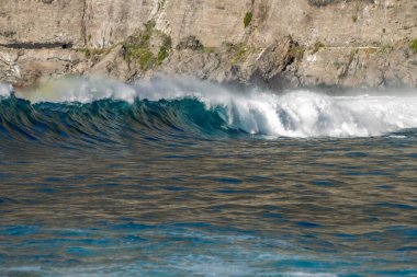 Bol köpüklü dalgalar, Atlantik Okyanusu 'nun volkanik siyah kumlu sahilinde, arka planda kayaları ve kayaları gören dalgalar. Los Gigantes, Tenerife, Kanarya Adaları 'ndan Cliff. İspanya