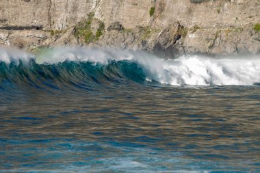 Bol köpüklü dalgalar, Atlantik Okyanusu 'nun volkanik siyah kumlu sahilinde, arka planda kayaları ve kayaları gören dalgalar. Los Gigantes, Tenerife, Kanarya Adaları 'ndan Cliff. İspanya