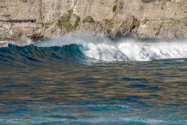 Bol köpüklü dalgalar, Atlantik Okyanusu 'nun volkanik siyah kumlu sahilinde, arka planda kayaları ve kayaları gören dalgalar. Los Gigantes, Tenerife, Kanarya Adaları 'ndan Cliff. İspanya