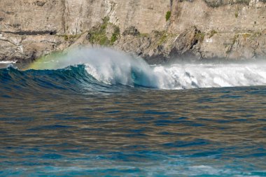 Bol köpüklü dalgalar, Atlantik Okyanusu 'nun volkanik siyah kumlu sahilinde, arka planda kayaları ve kayaları gören dalgalar. Los Gigantes, Tenerife, Kanarya Adaları 'ndan Cliff. İspanya