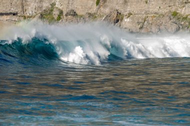 Bol köpüklü dalgalar, Atlantik Okyanusu 'nun volkanik siyah kumlu sahilinde, arka planda kayaları ve kayaları gören dalgalar. Los Gigantes, Tenerife, Kanarya Adaları 'ndan Cliff. İspanya