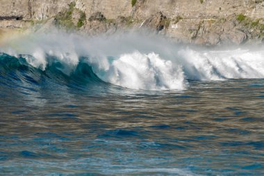 Bol köpüklü dalgalar, Atlantik Okyanusu 'nun volkanik siyah kumlu sahilinde, arka planda kayaları ve kayaları gören dalgalar. Los Gigantes, Tenerife, Kanarya Adaları 'ndan Cliff. İspanya