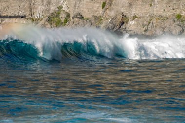 Bol köpüklü dalgalar, Atlantik Okyanusu 'nun volkanik siyah kumlu sahilinde, arka planda kayaları ve kayaları gören dalgalar. Los Gigantes, Tenerife, Kanarya Adaları 'ndan Cliff. İspanya