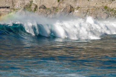 Bol köpüklü dalgalar, Atlantik Okyanusu 'nun volkanik siyah kumlu sahilinde, arka planda kayaları ve kayaları gören dalgalar. Los Gigantes, Tenerife, Kanarya Adaları 'ndan Cliff. İspanya