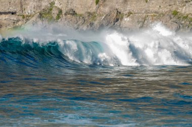 Bol köpüklü dalgalar, Atlantik Okyanusu 'nun volkanik siyah kumlu sahilinde, arka planda kayaları ve kayaları gören dalgalar. Los Gigantes, Tenerife, Kanarya Adaları 'ndan Cliff. İspanya