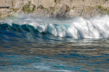 Bol köpüklü dalgalar, Atlantik Okyanusu 'nun volkanik siyah kumlu sahilinde, arka planda kayaları ve kayaları gören dalgalar. Los Gigantes, Tenerife, Kanarya Adaları 'ndan Cliff. İspanya