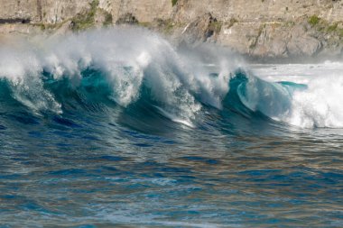Bol köpüklü dalgalar, Atlantik Okyanusu 'nun volkanik siyah kumlu sahilinde, arka planda kayaları ve kayaları gören dalgalar. Los Gigantes, Tenerife, Kanarya Adaları 'ndan Cliff. İspanya
