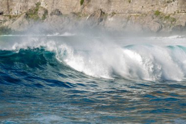 Bol köpüklü dalgalar, Atlantik Okyanusu 'nun volkanik siyah kumlu sahilinde, arka planda kayaları ve kayaları gören dalgalar. Los Gigantes, Tenerife, Kanarya Adaları 'ndan Cliff. İspanya